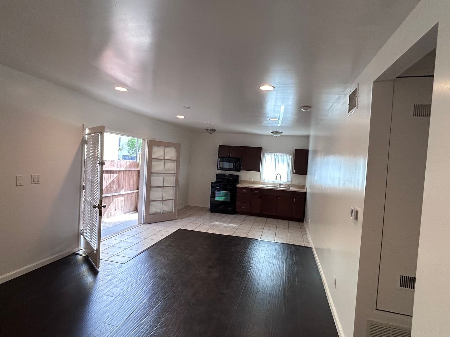 Long Beach Apartment: 3937 Long Beach Blvd