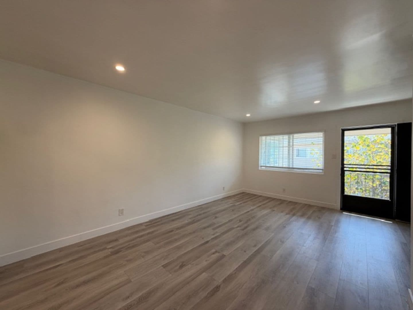 Long Beach Apartment: 246 Coronado Avenue