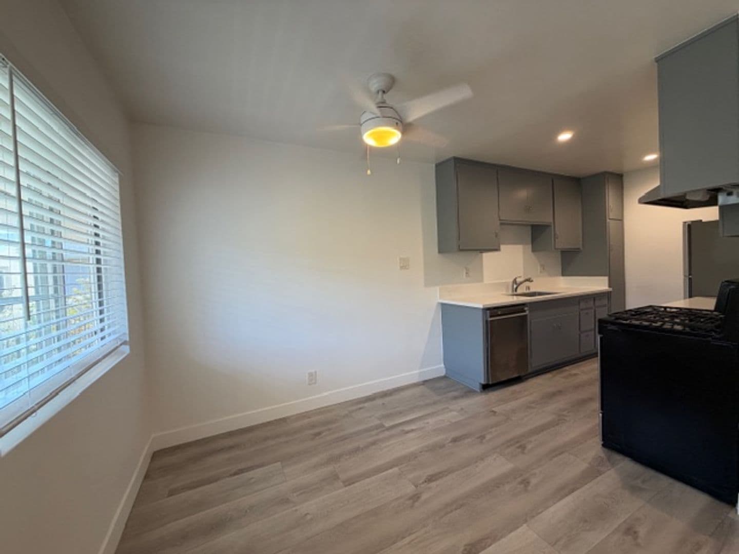 Long Beach Apartment: 246 Coronado Avenue