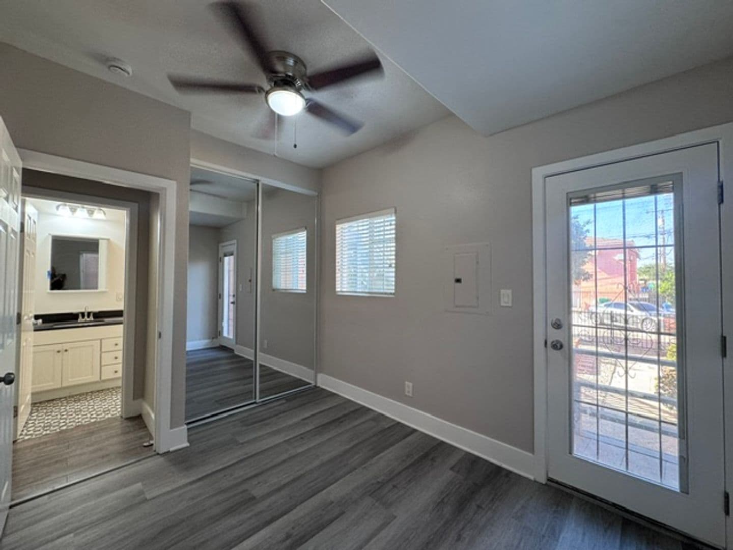 Long Beach Apartment: 2015 E 7th St