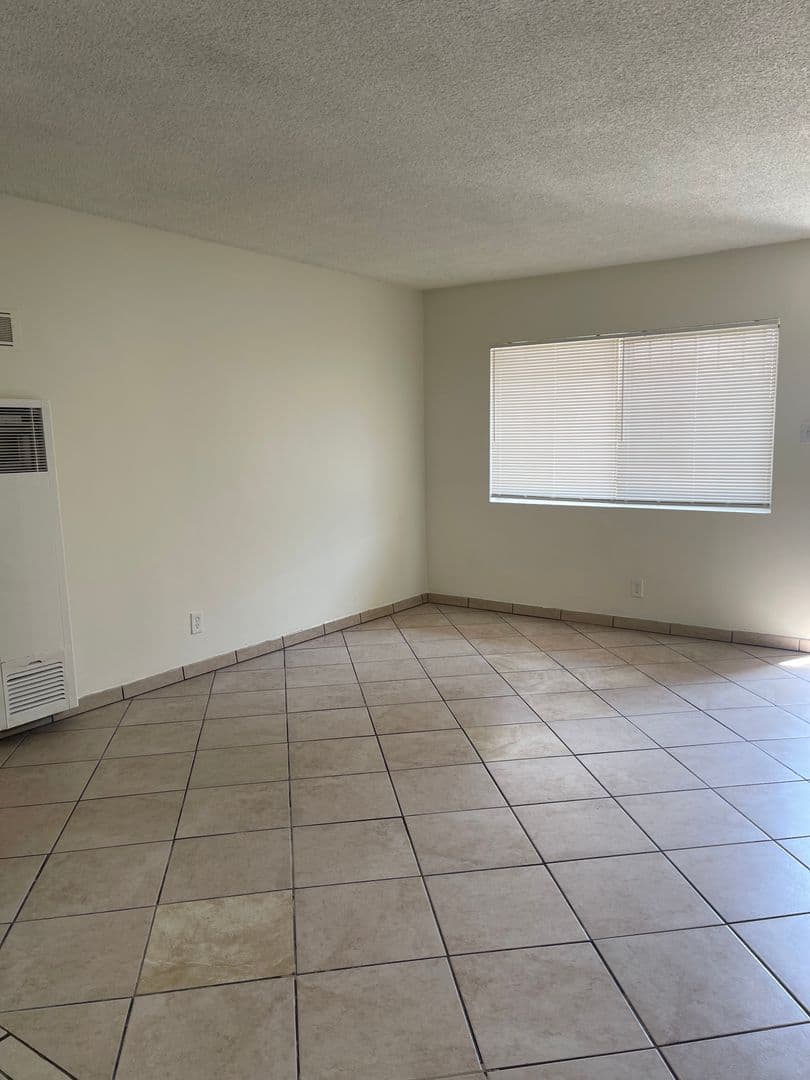 Long Beach Apartment: 1856 Pacific Avenue