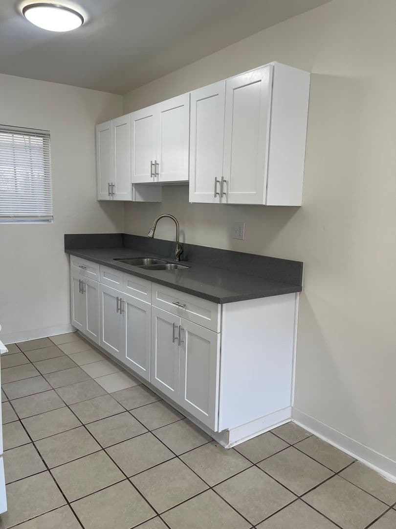 Long Beach Apartment: 1856 Pacific Avenue