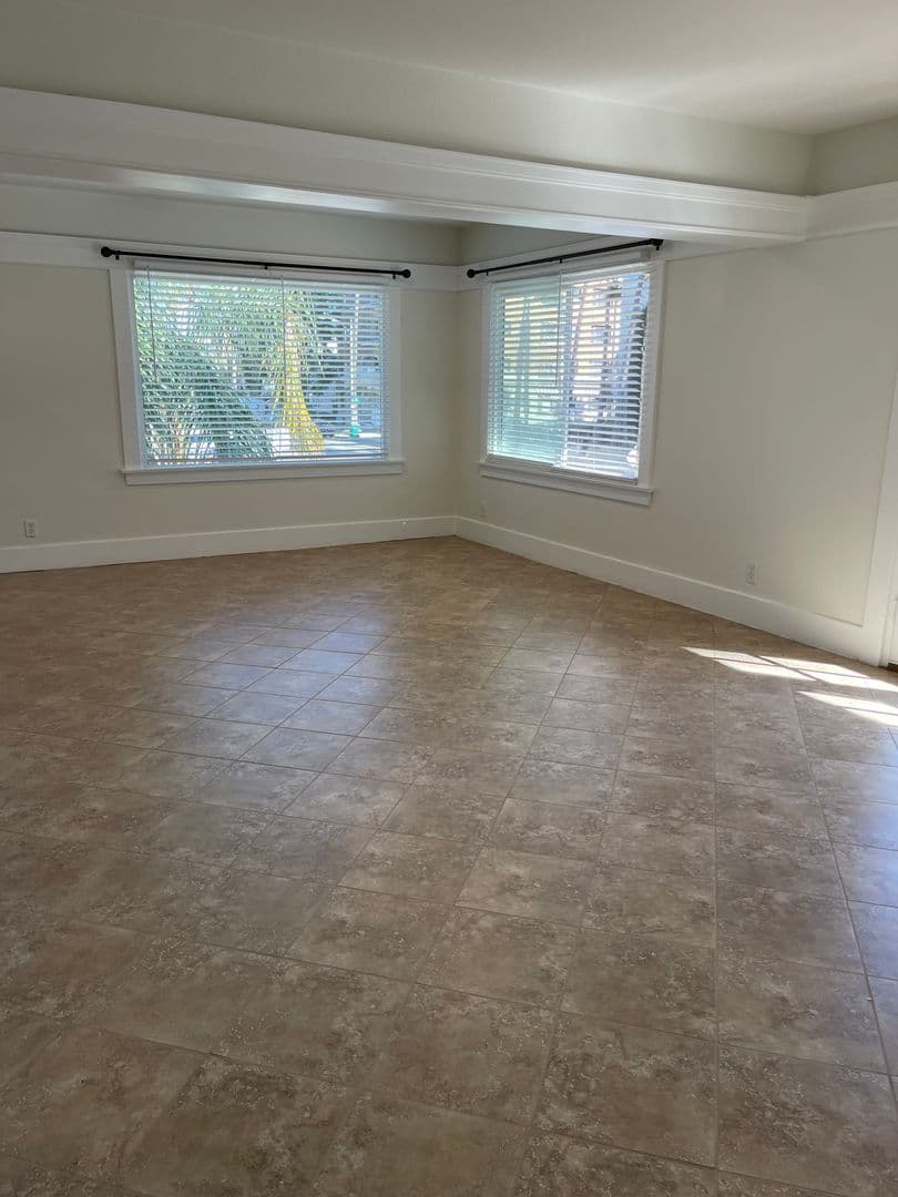 Long Beach Apartment: 3 Bonito Ave