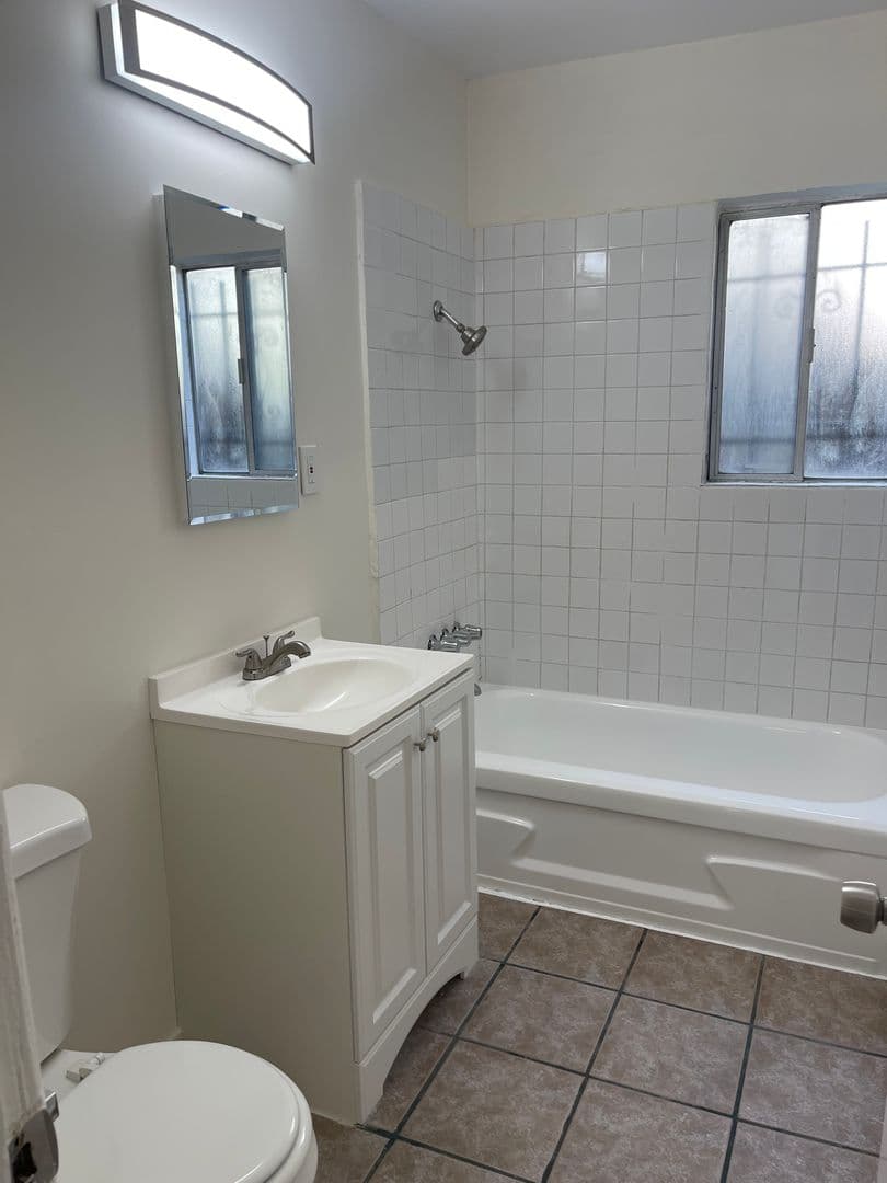 Long Beach Apartment: 1856 Pacific Avenue