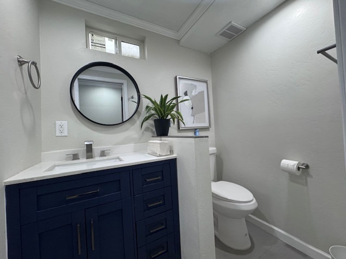 Los Angeles House: 1354 3/4 Meadowbrook Ave