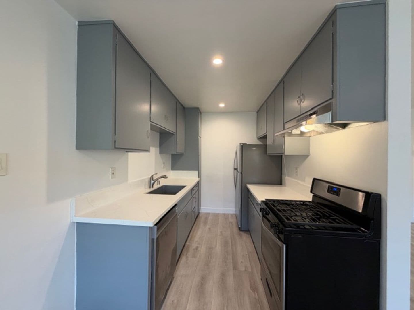 Long Beach Apartment: 246 Coronado Avenue