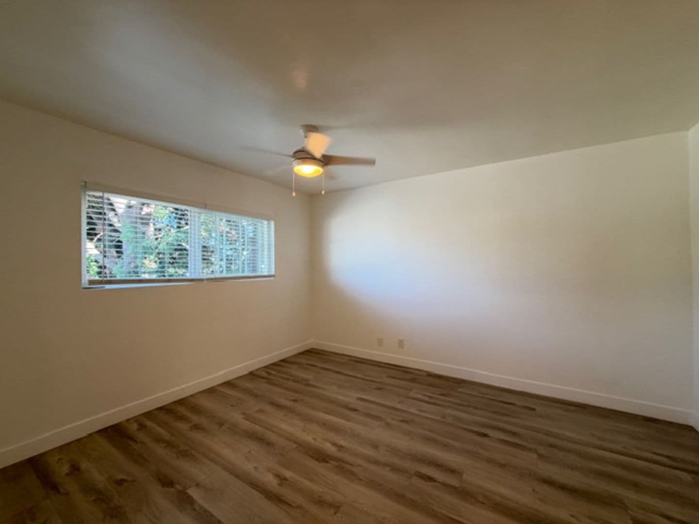 Long Beach Apartment: 246 Coronado Avenue