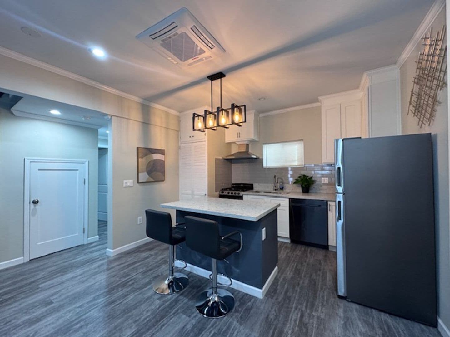 Los Angeles House: 1354 3/4 Meadowbrook Ave