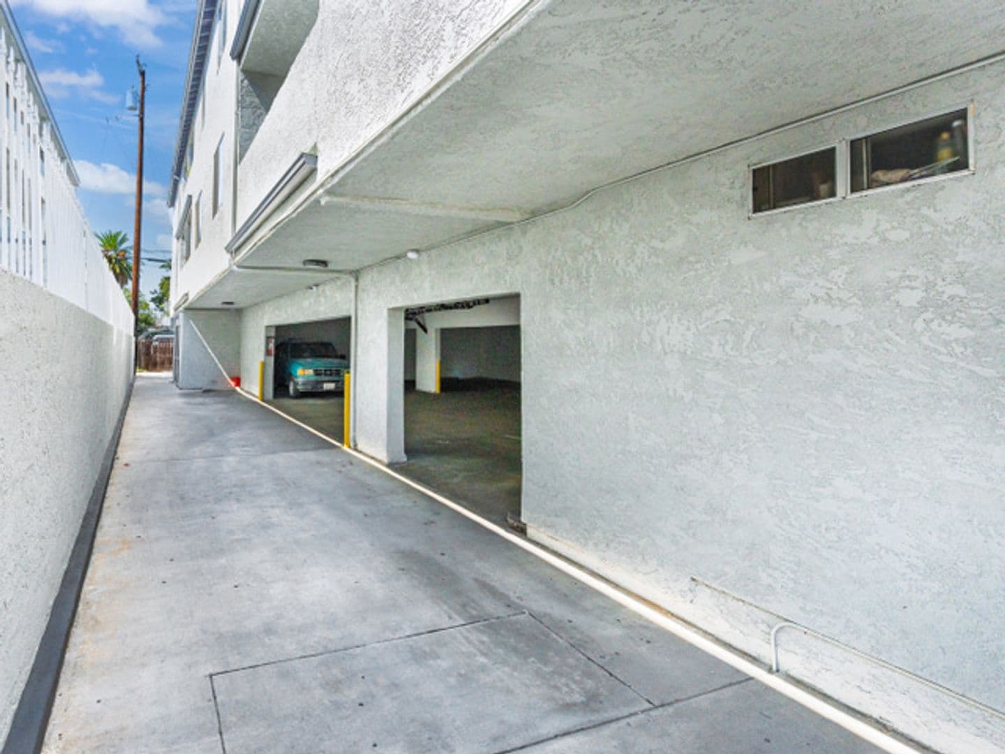 Long Beach Apartment: 1061 Dawson