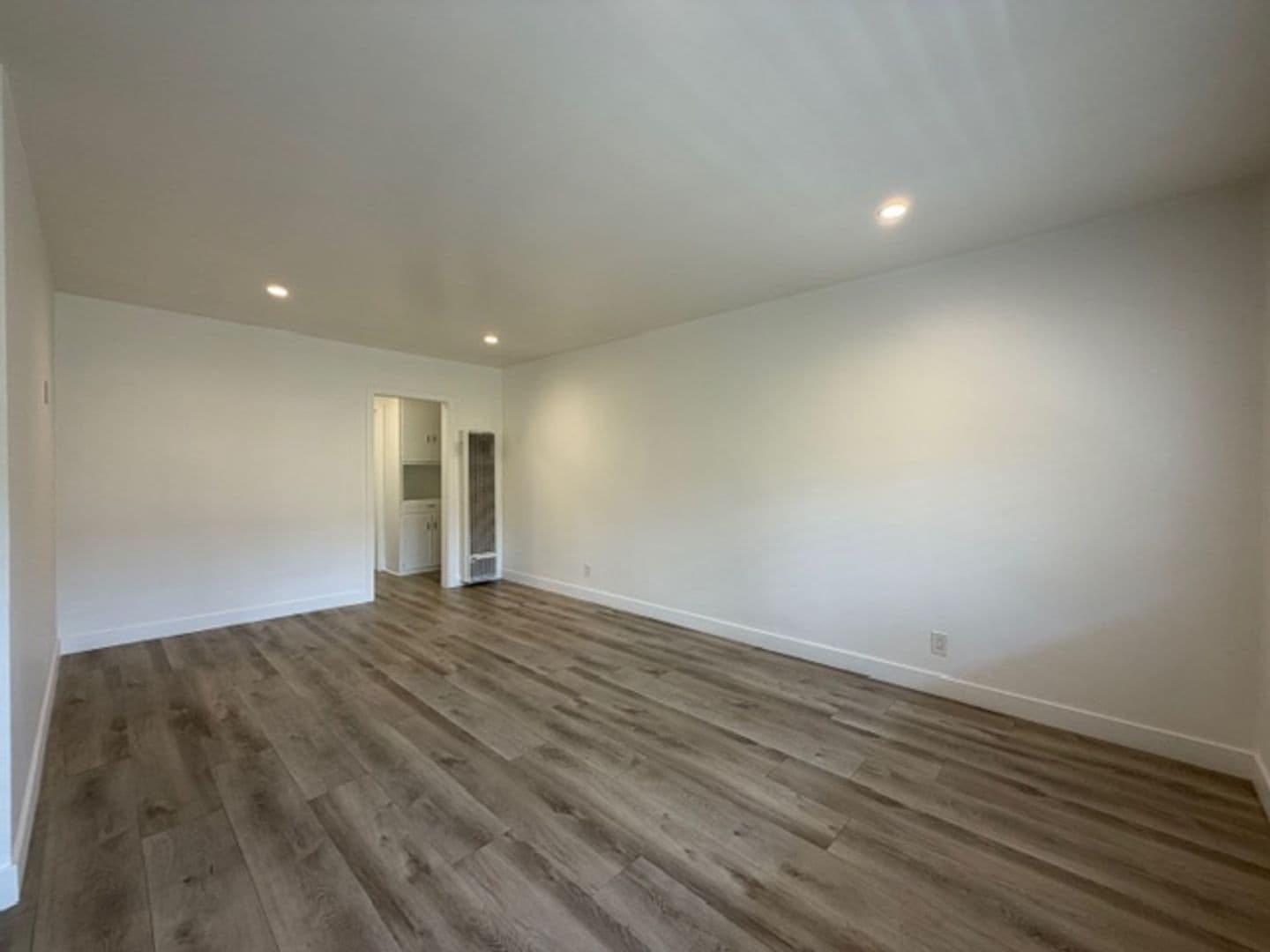 Long Beach Apartment: 246 Coronado Avenue