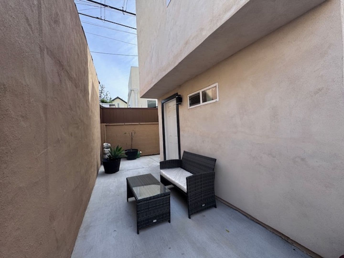 Los Angeles House: 1354 3/4 Meadowbrook Ave