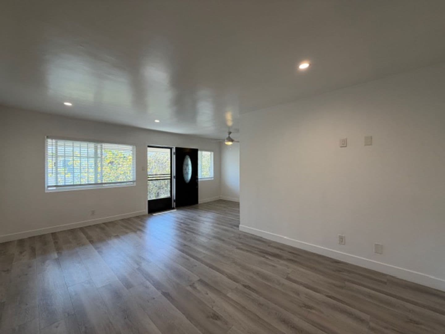 Long Beach Apartment: 246 Coronado Avenue