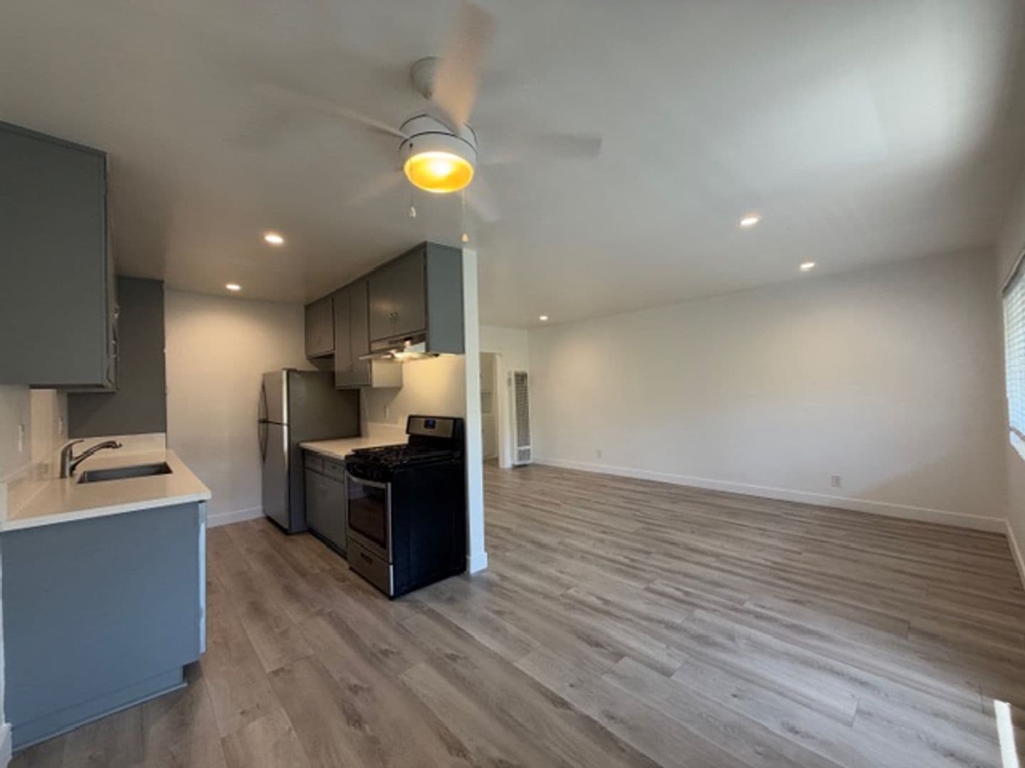 Long Beach Apartment: 246 Coronado Avenue