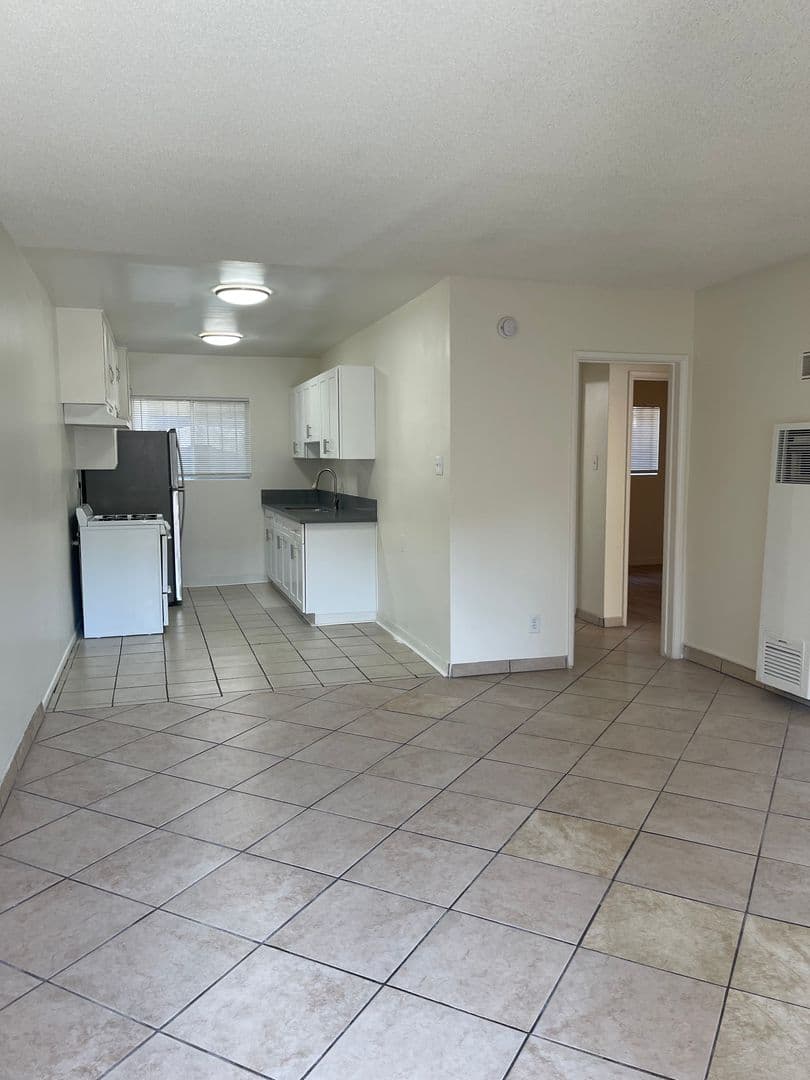 Long Beach Apartment: 1856 Pacific Avenue