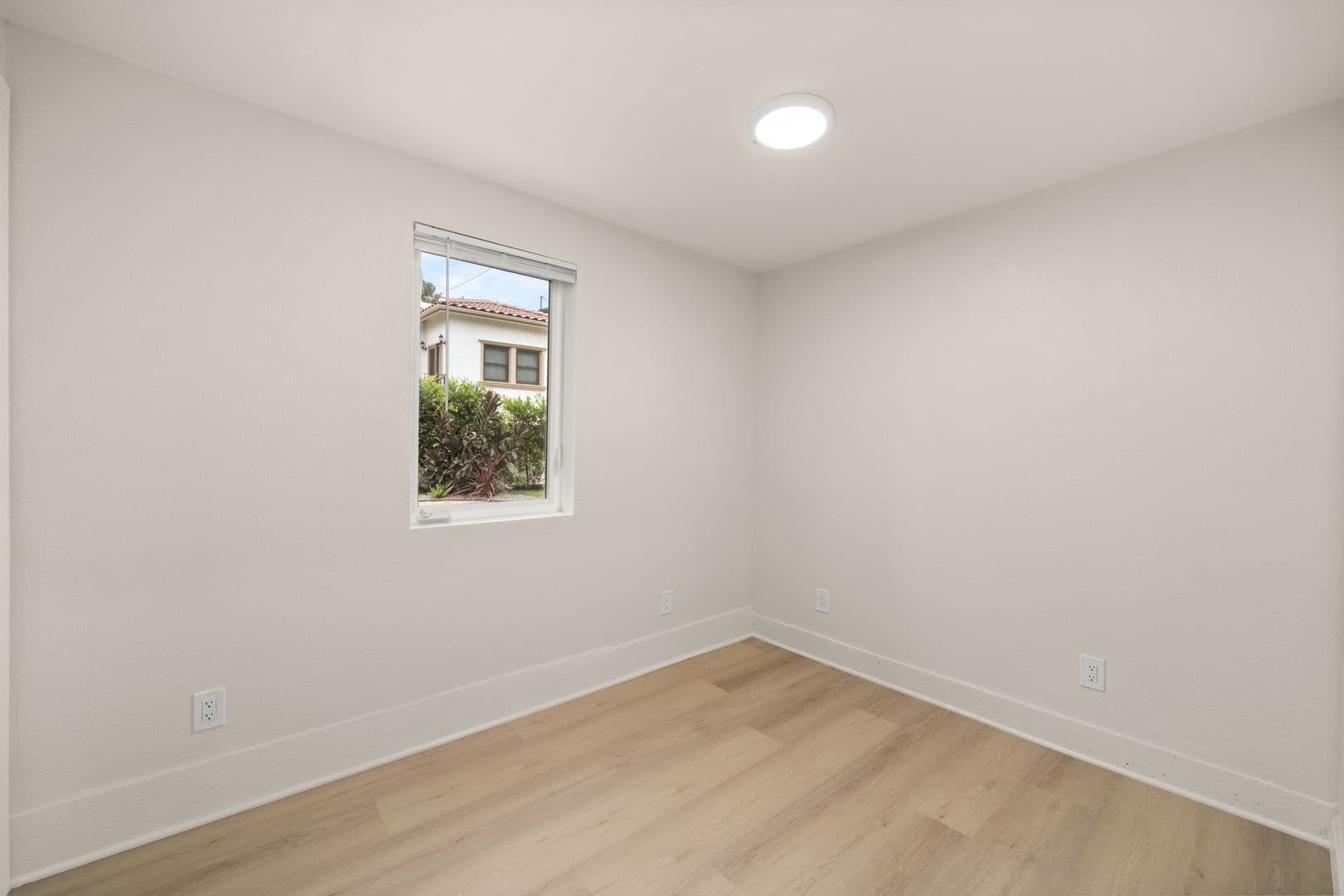 Long Beach Apartment: 29, 33, 35 Kennebec Ave
