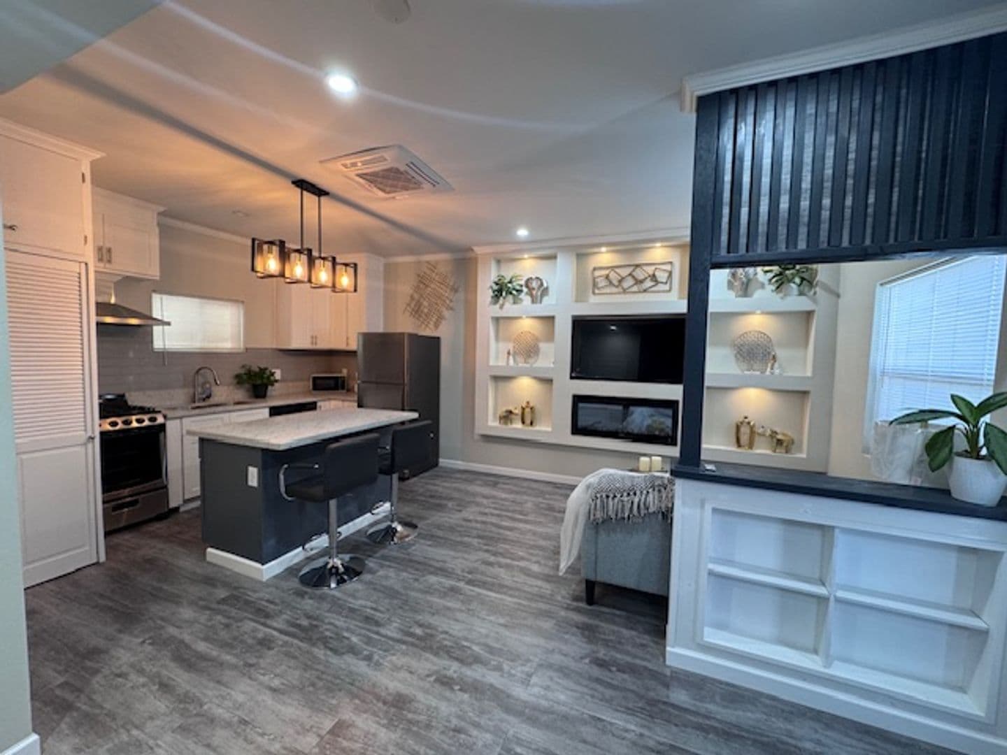 Los Angeles House: 1354 3/4 Meadowbrook Ave