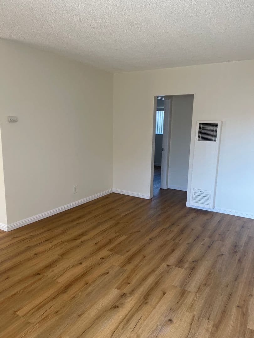 Long Beach Apartment: 1856 Pacific Avenue