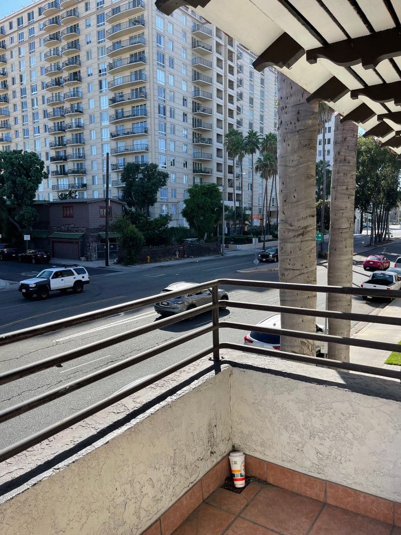 Long Beach Apartment: 3 Bonito Ave