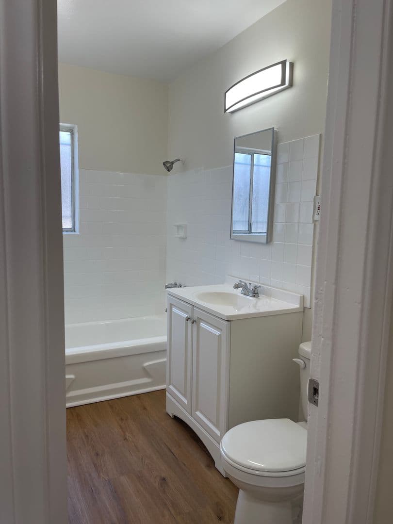 Long Beach Apartment: 1856 Pacific Avenue