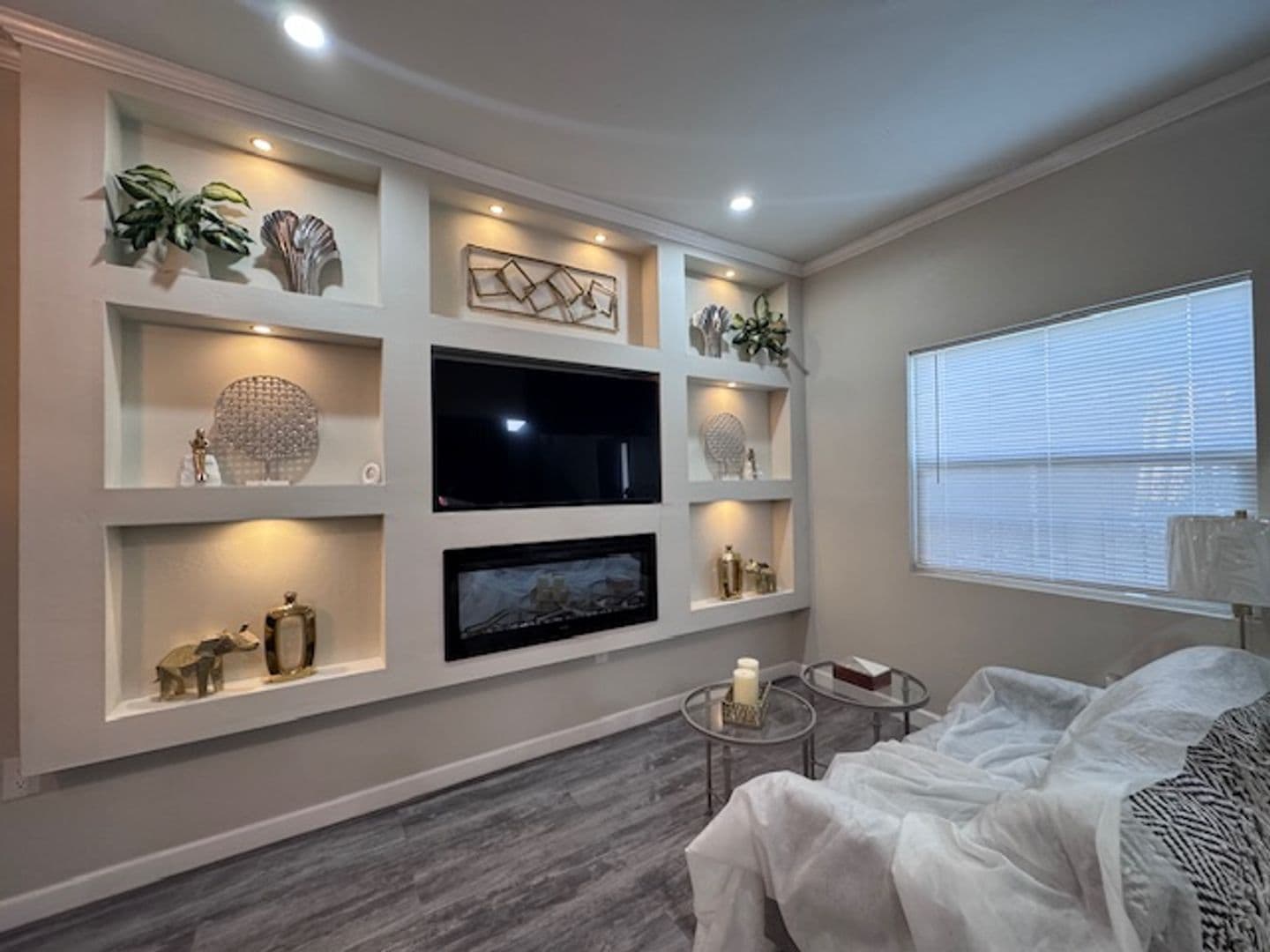 Los Angeles House: 1354 3/4 Meadowbrook Ave