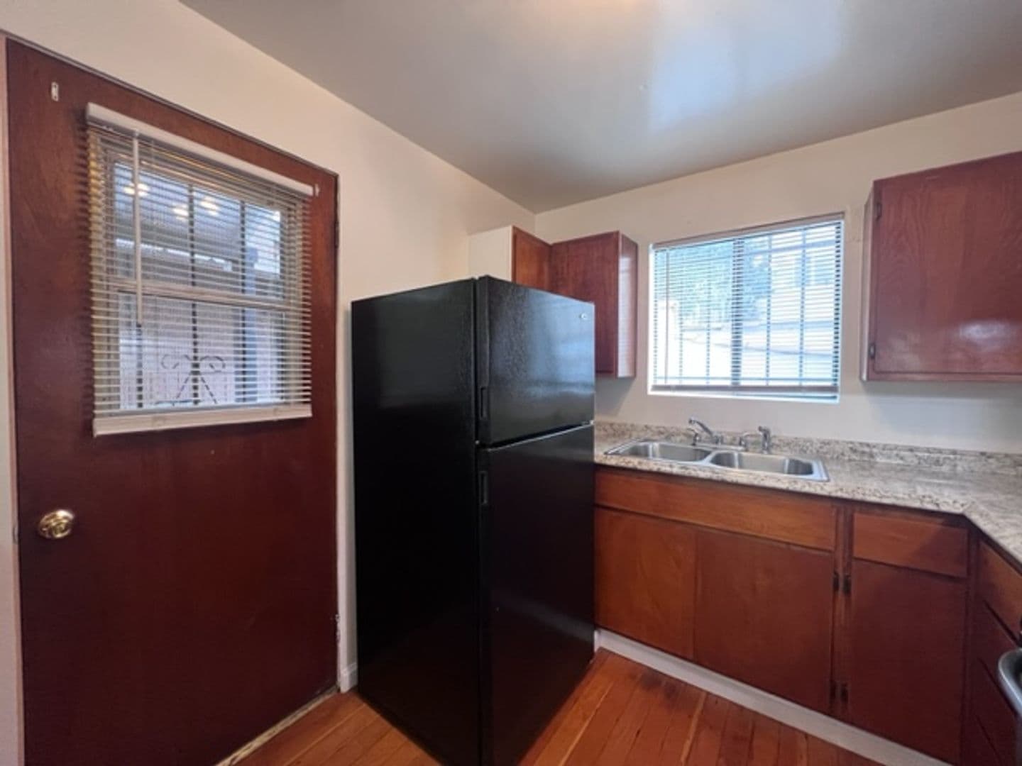 Long Beach Apartment: 416 W Burnett St