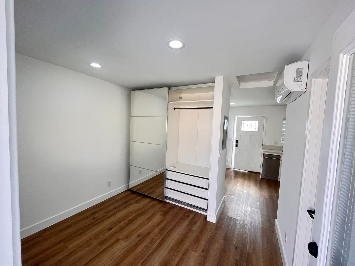 Long Beach House: 2401 Roswell Ave Unit A - Lease Only