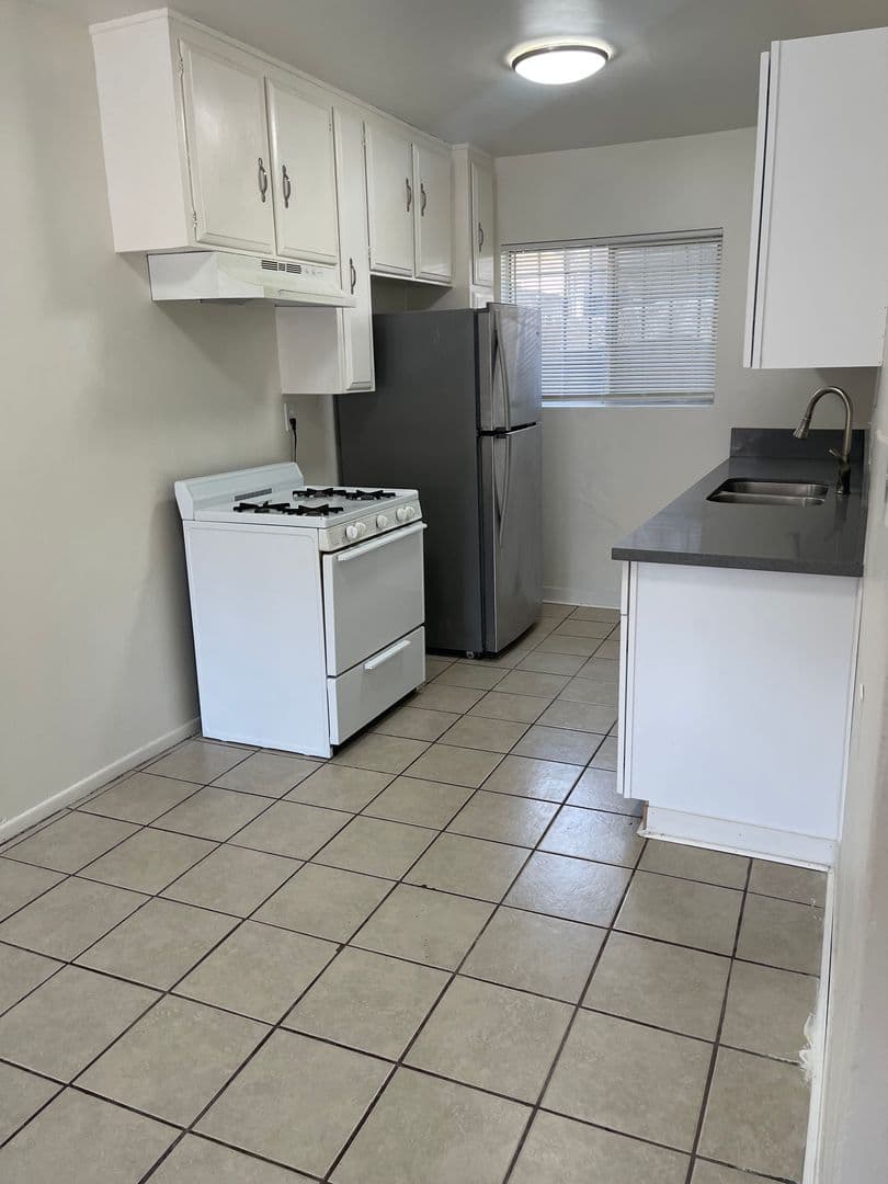 Long Beach Apartment: 1856 Pacific Avenue