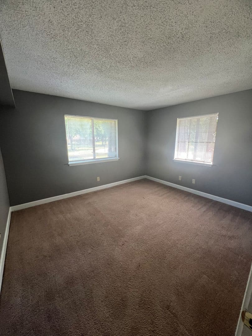 Columbia Apartment: 820 Old Manor Road