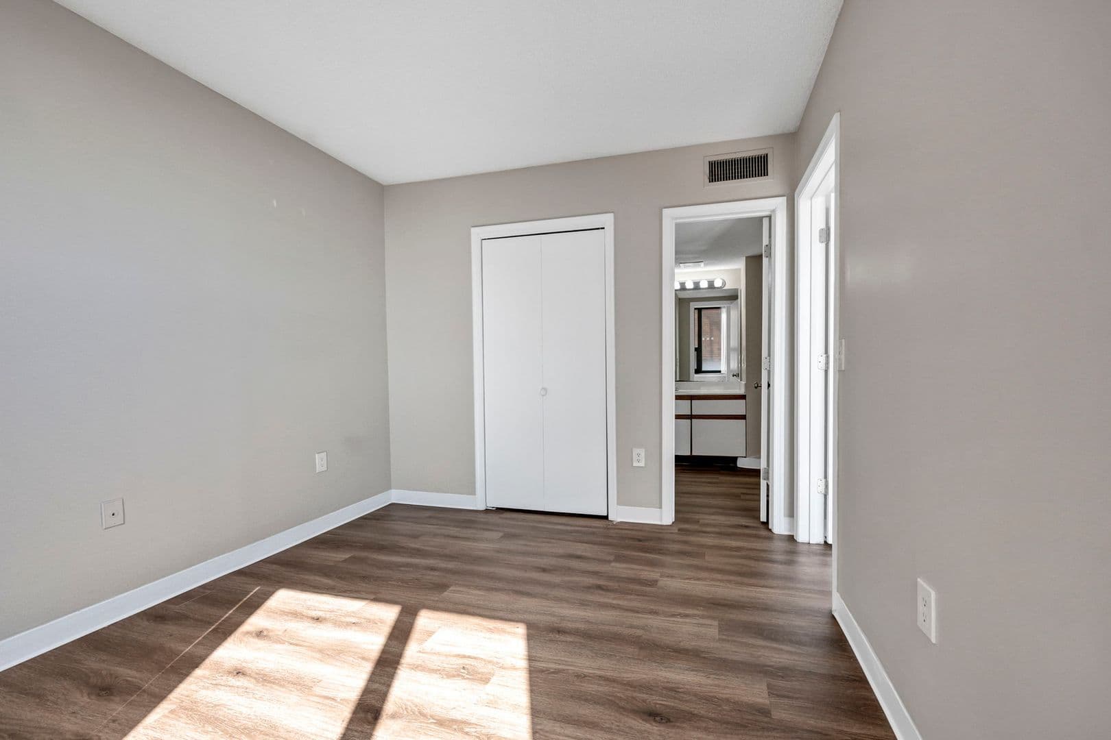 Columbia Apartment: 1100 Wheat Street 806