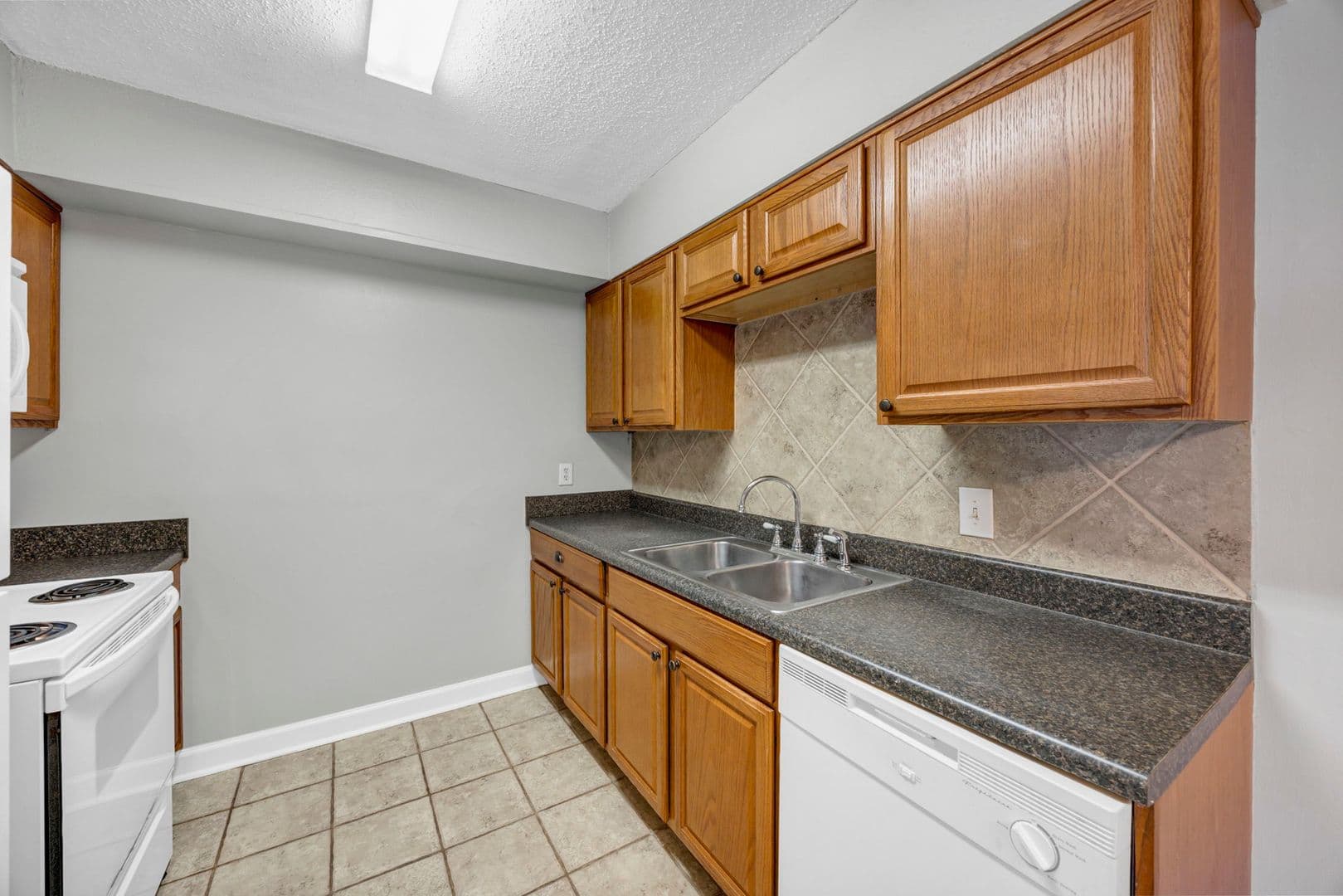 Columbia Apartment: 6530 Davidson Road M5