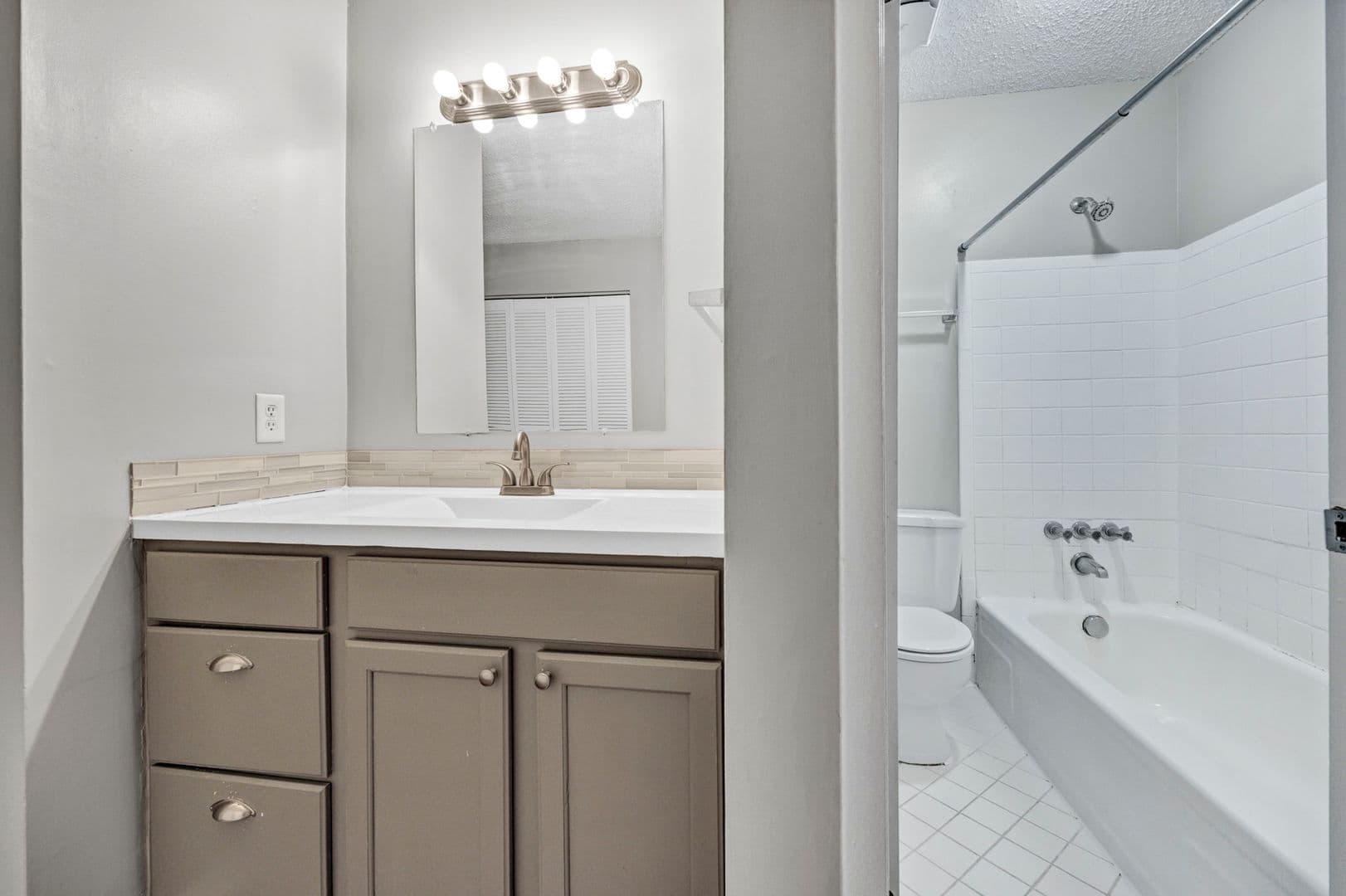Columbia Apartment: 6530 Davidson Road B8