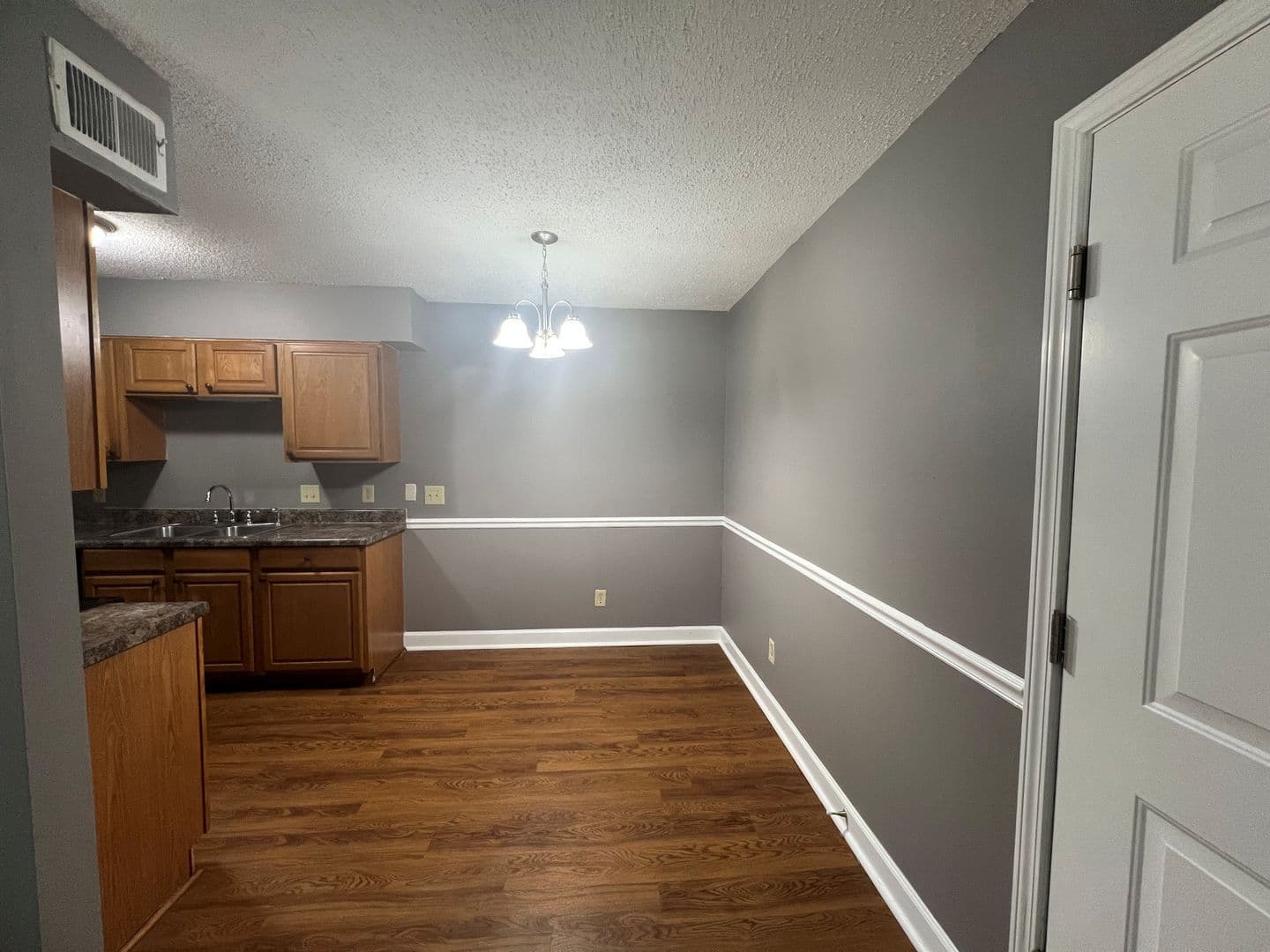 Columbia Apartment: 820 Old Manor Road