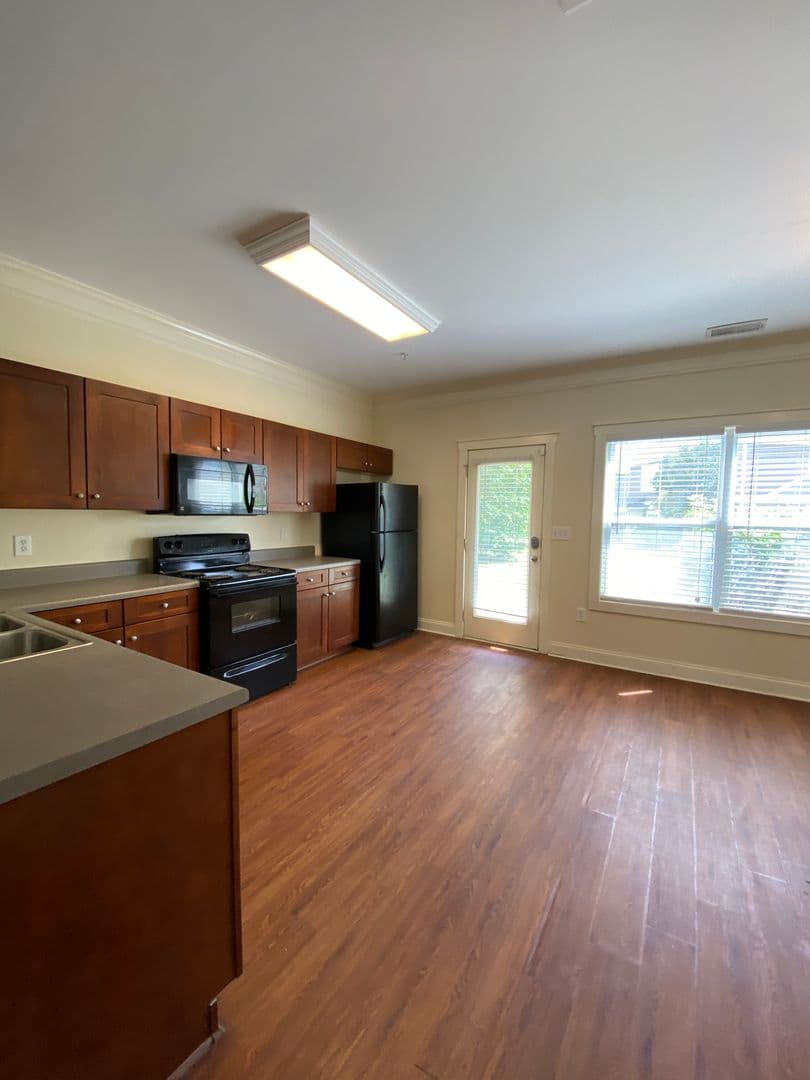Columbia Apartment: 1929 Bluff Road