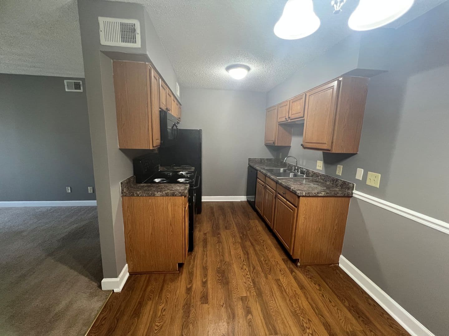 Columbia Apartment: 820 Old Manor Road