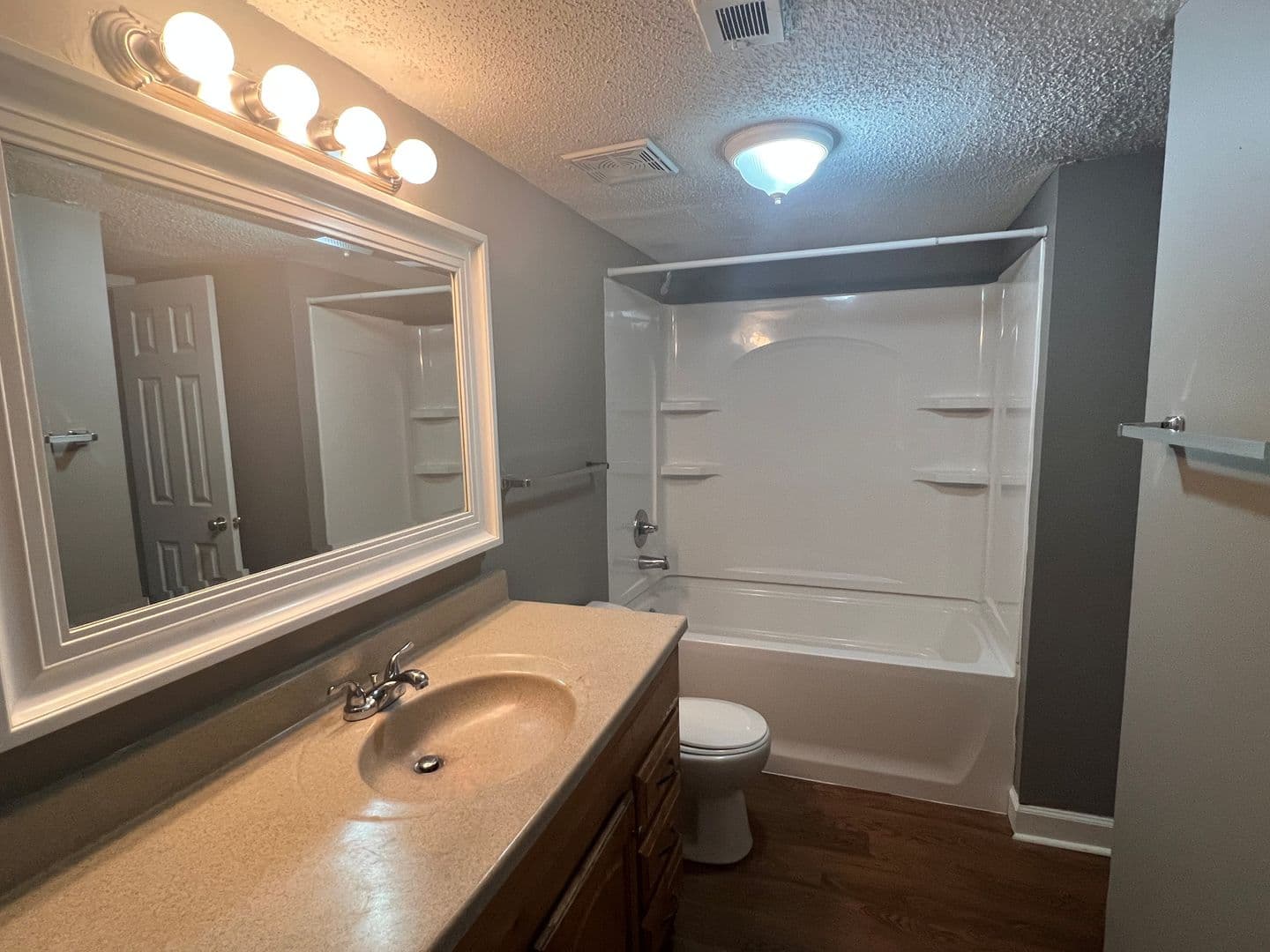 Columbia Apartment: 820 Old Manor Road