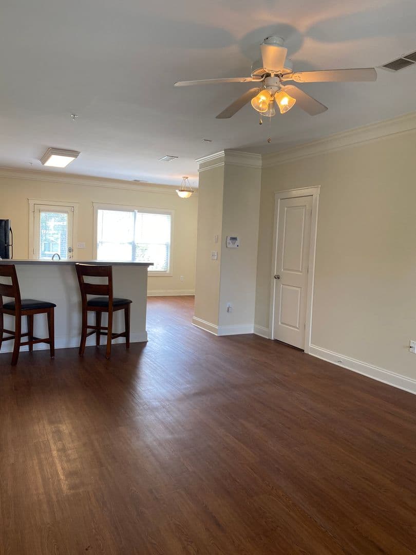 Columbia Apartment: 1929 Bluff Road