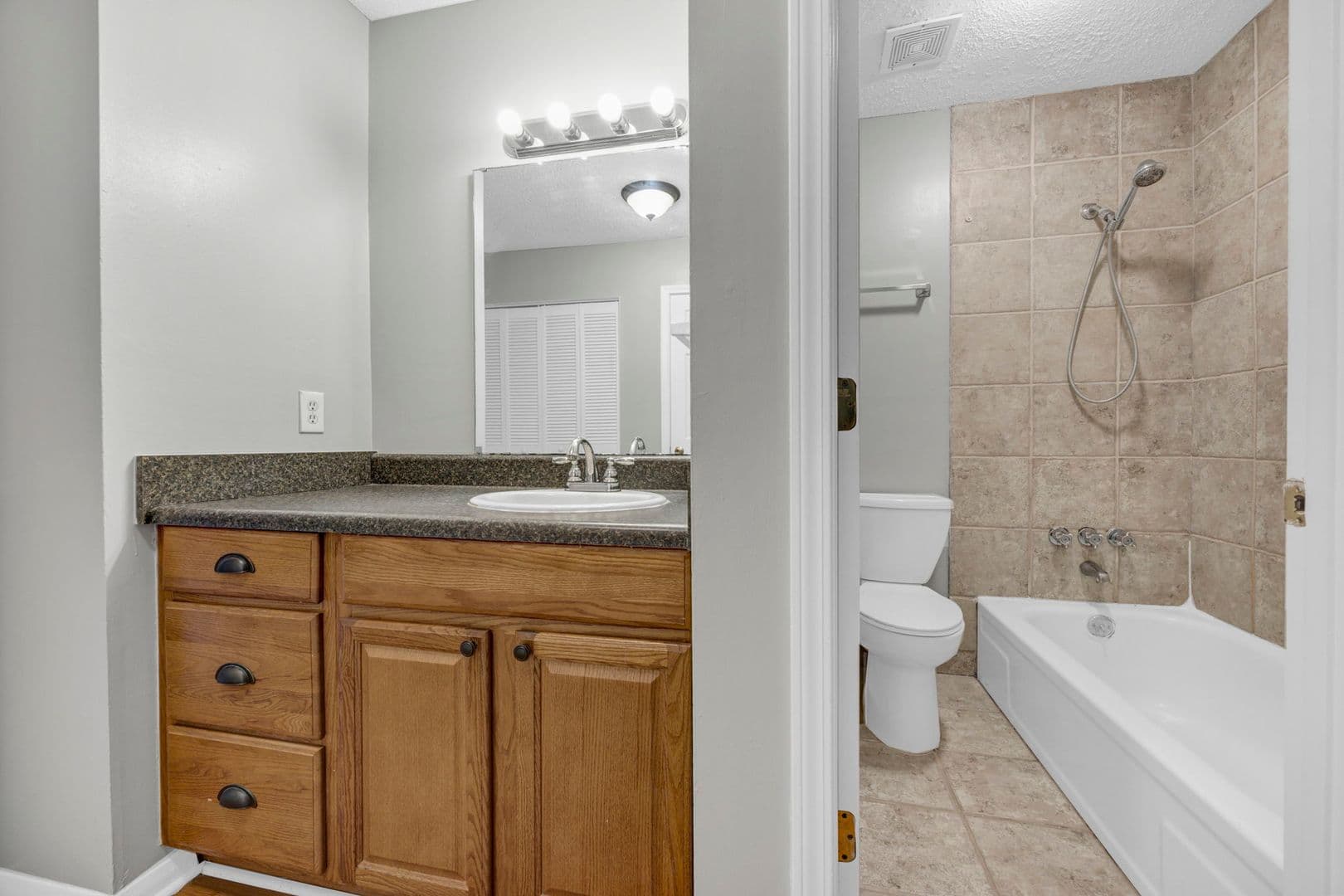 Columbia Apartment: 6530 Davidson Road M5