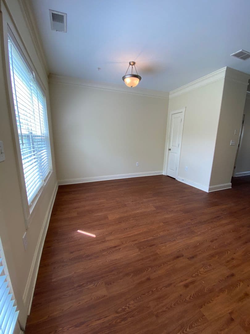 Columbia Apartment: 1929 Bluff Road