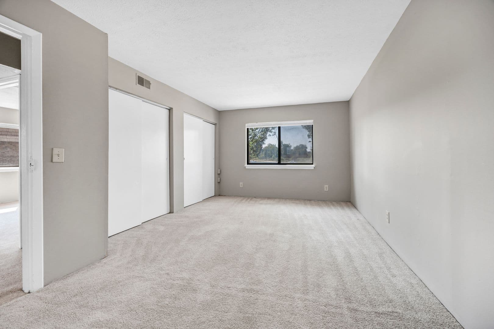 Columbia Apartment: 720 Old Manor Road