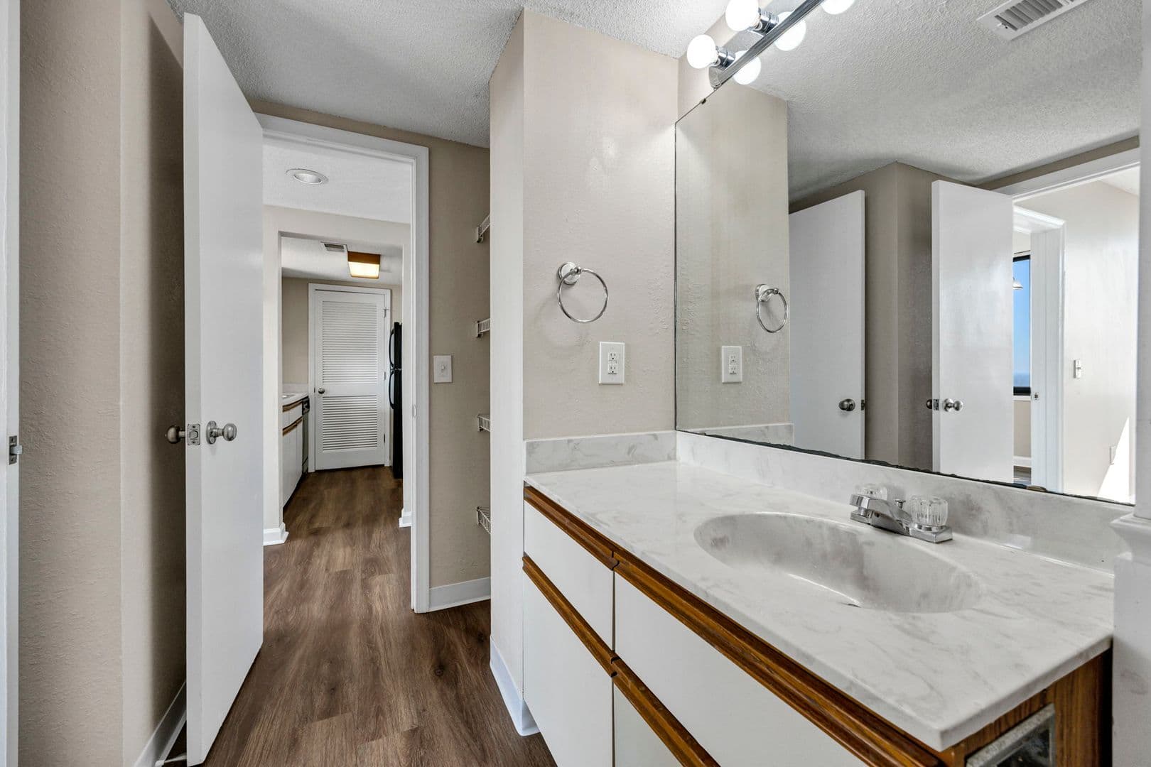 Columbia Apartment: 1100 Wheat Street 806