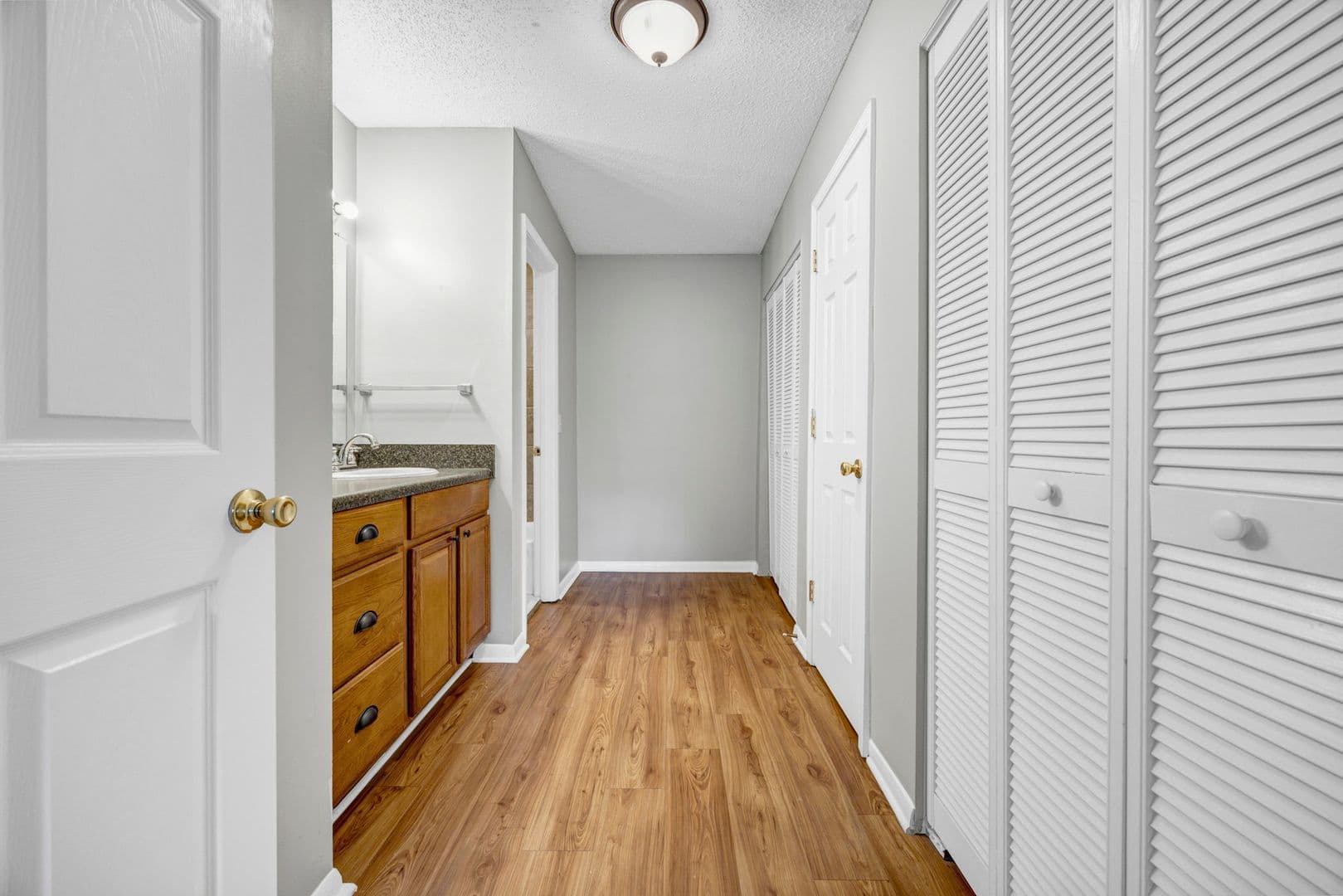 Columbia Apartment: 6530 Davidson Road M5