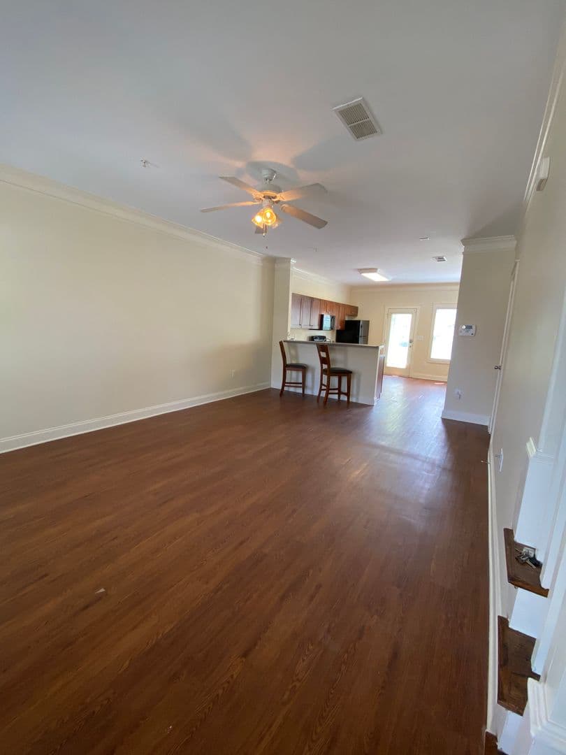 Columbia Apartment: 1929 Bluff Road