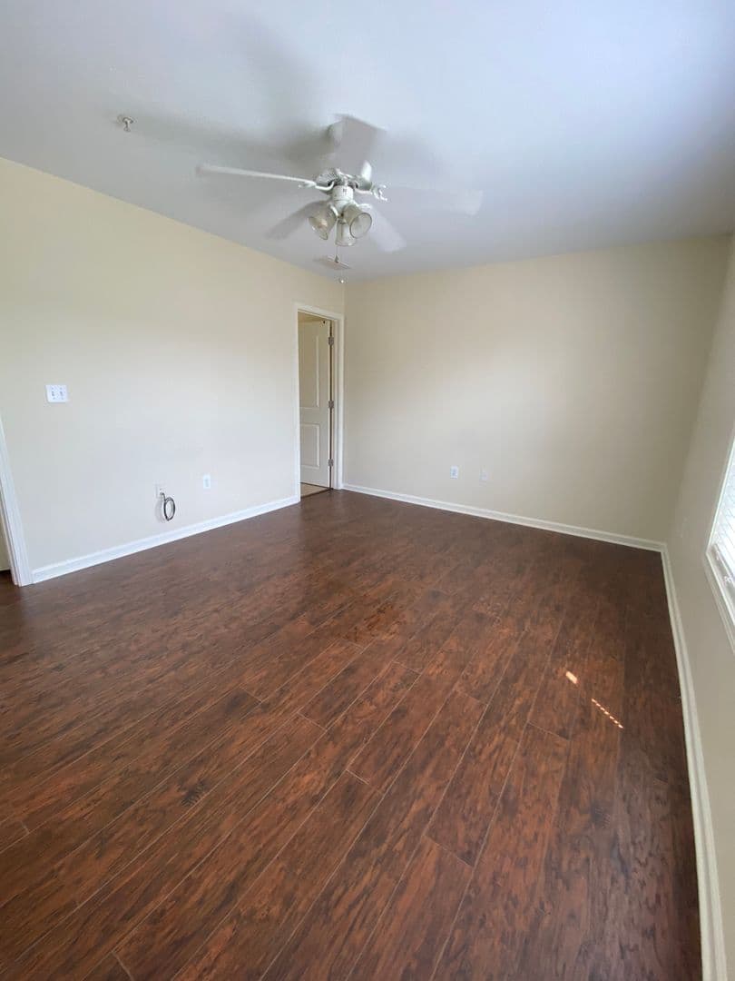 Columbia Apartment: 1929 Bluff Road