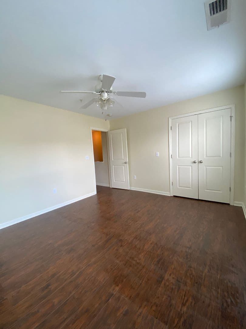 Columbia Apartment: 1929 Bluff Road
