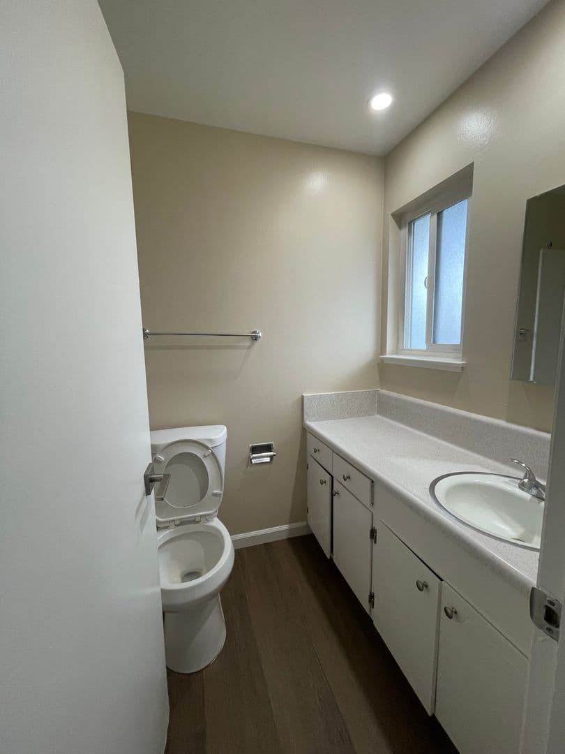 San Mateo Apartment: 1521 Lago St.