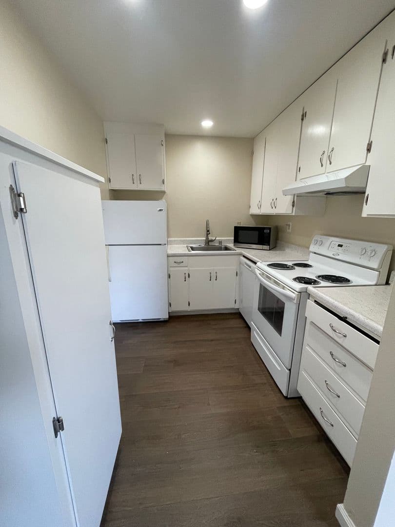 San Mateo Apartment: 1521 Lago St.