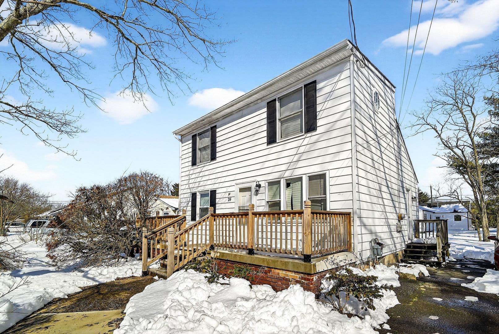 Old Bridge House: 24 Steinhardt Ave