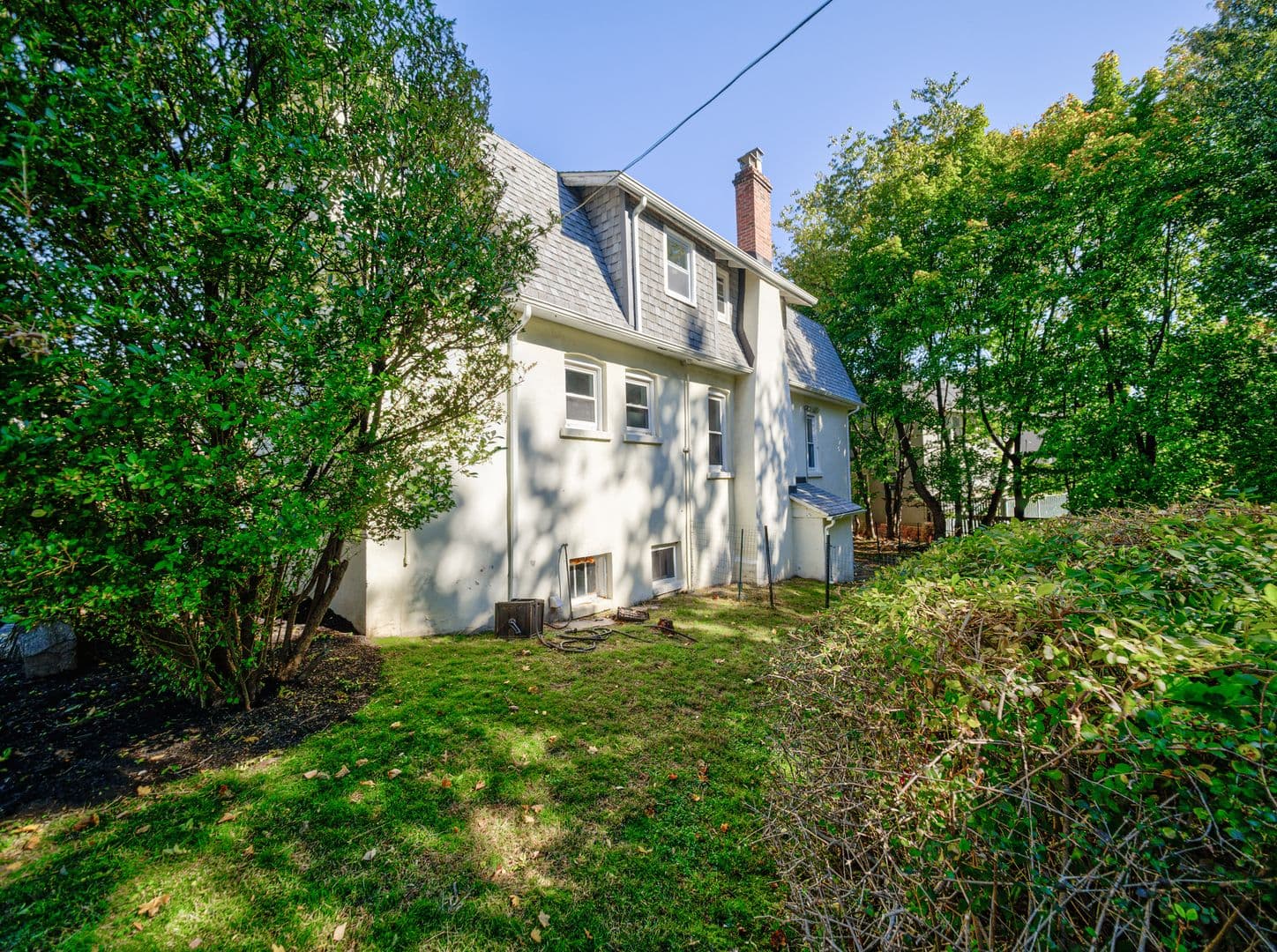 West Orange House: 14 Winding Way