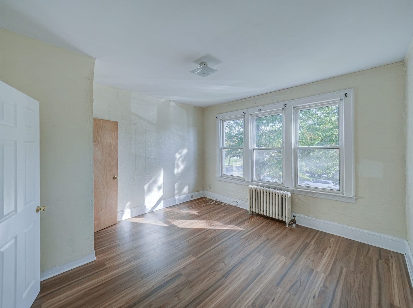 Roselle Apartment: 706 Chestnut St