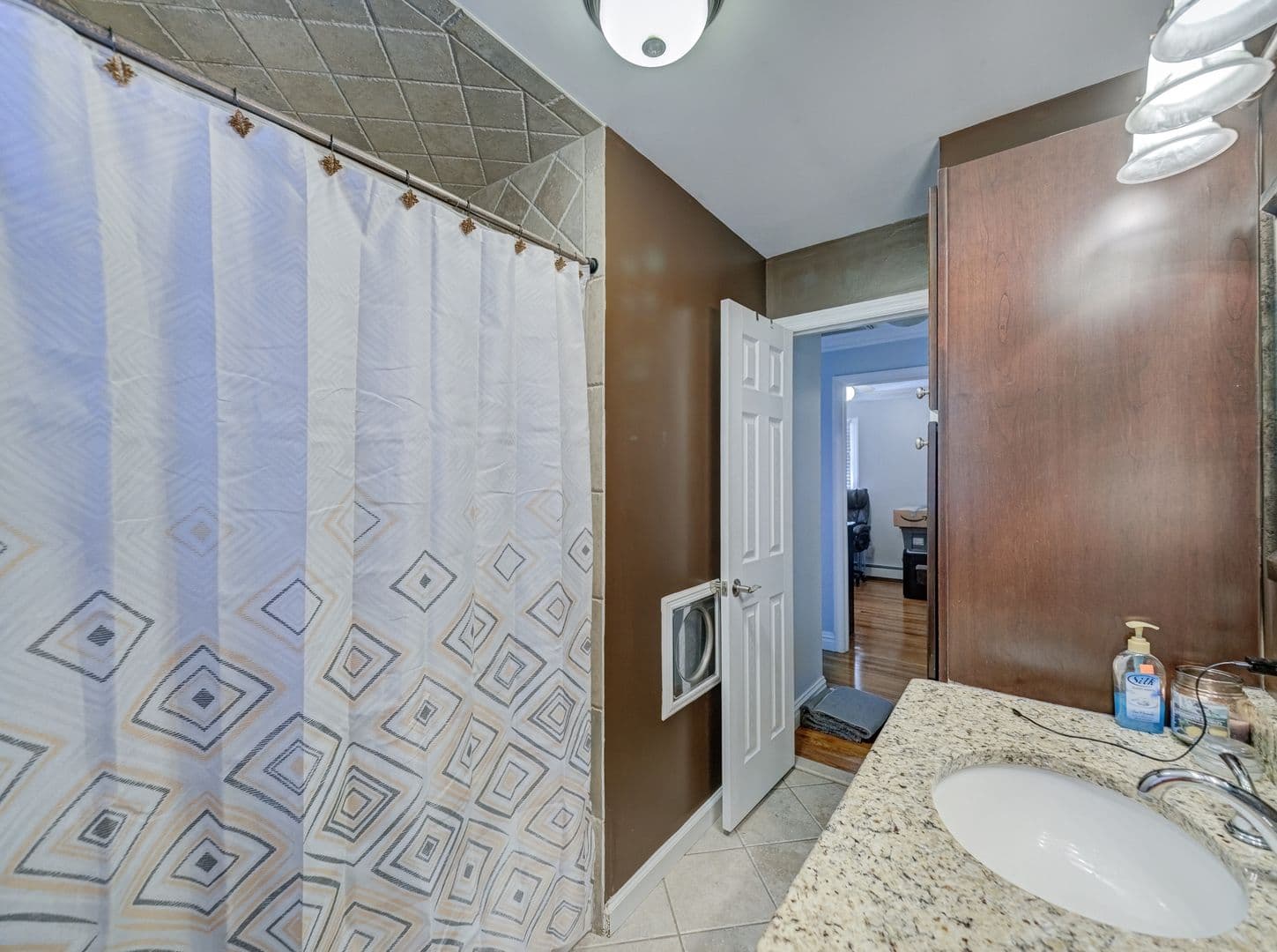 Bloomingdale House: 128 Reeve Ave,